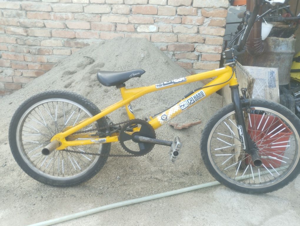 bicicleta BMX galbena
