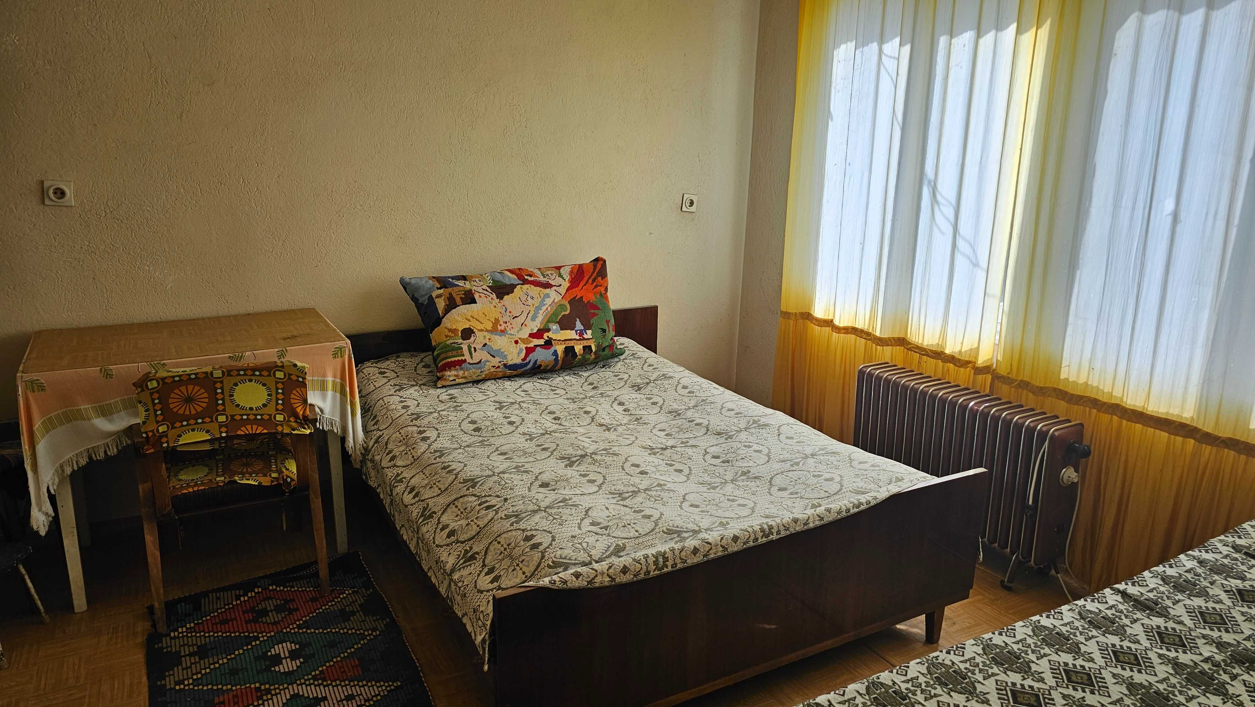 Собственик продава 210 кв КЪЩА с двор 460 кв в с. Цар Калоян в центъра