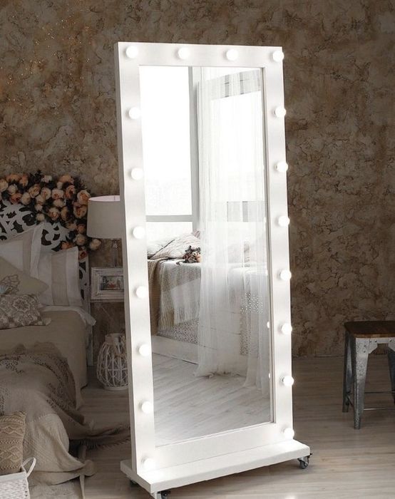 Зеркала напольные с лампочками