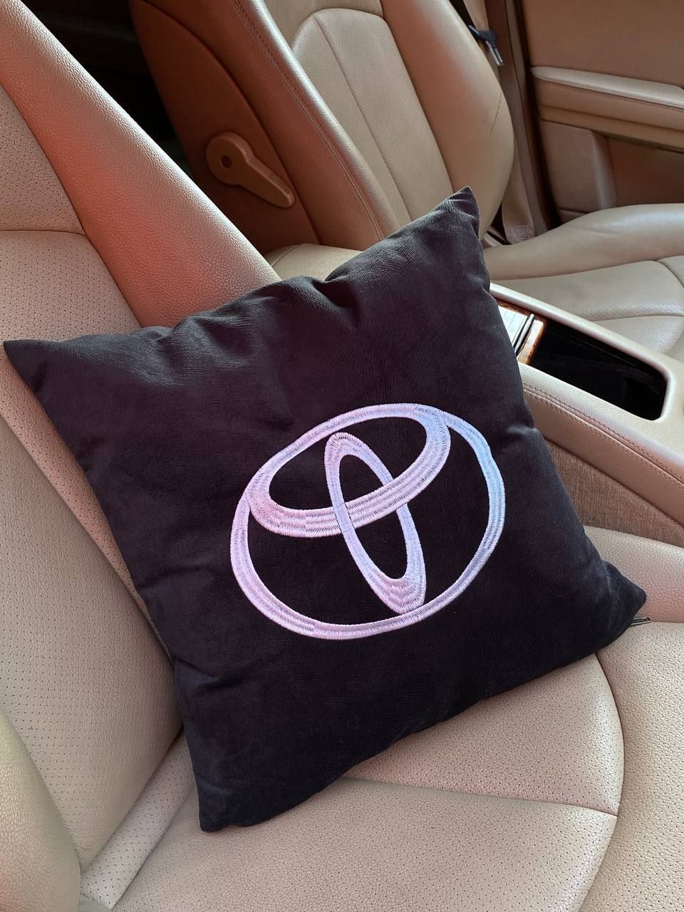 Подушка ручной работы с логотипом Toyota