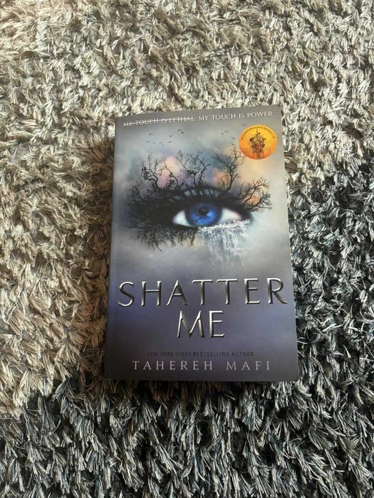 Продавам shatter me series на английски език