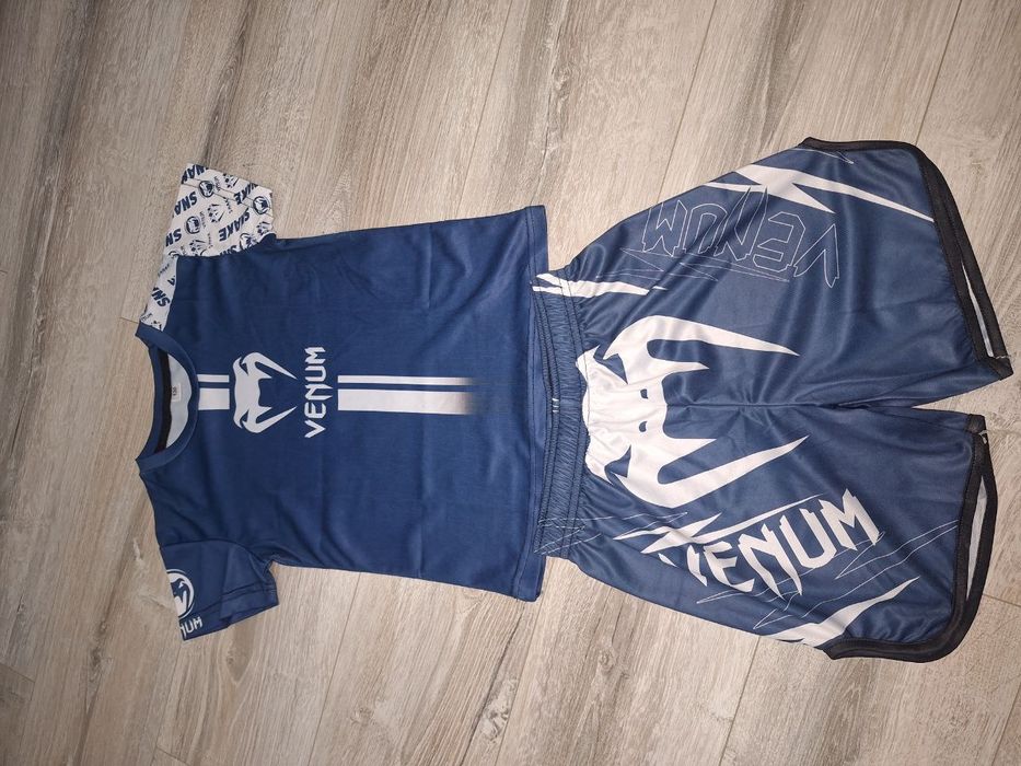 Спортивный комплект Venum (рашгард + шорты)
Эластичный и дышащий матер