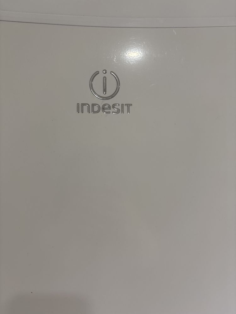 Продается Холодильник Indesit . Холодильник работает только нет жидкос