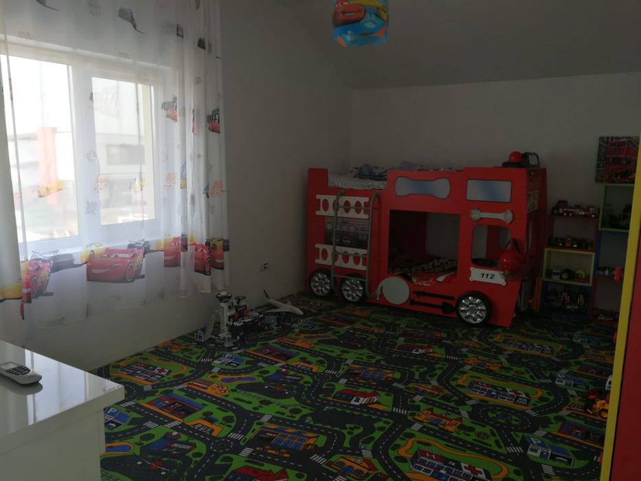 Set camera copil inspirat de lightining McQueen:Dulap,covor,perdele