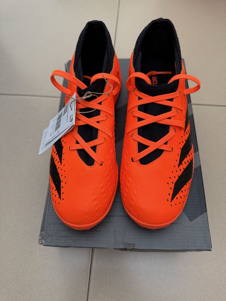 Футболни нови обувки /стоножки/ Adidas Predator