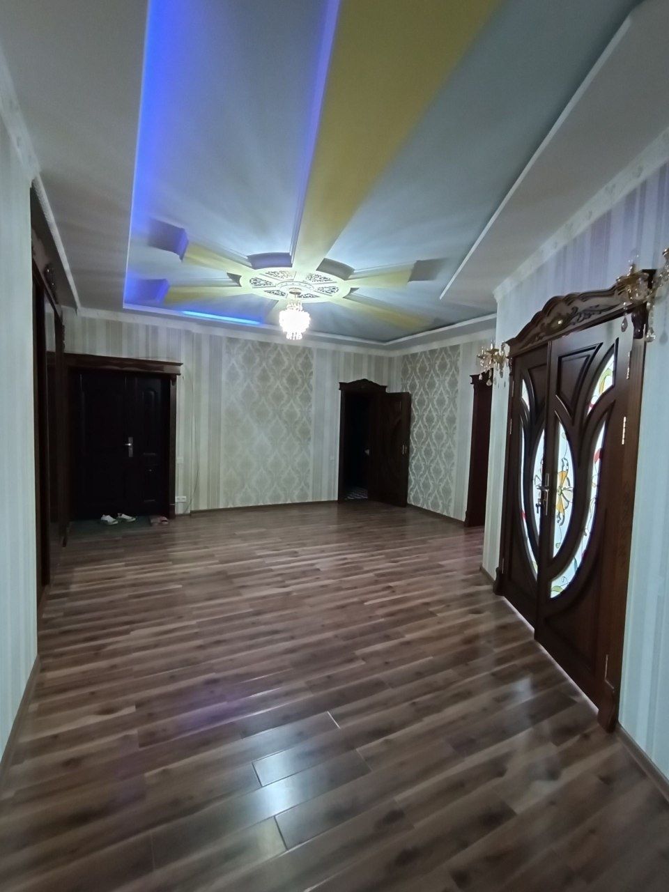 3 хонали люкс квартира барча жихозлари блан ижарага берилали