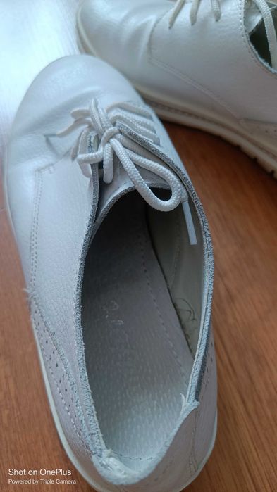 Качественные белые кожаные туфли б/у по отличной цене!