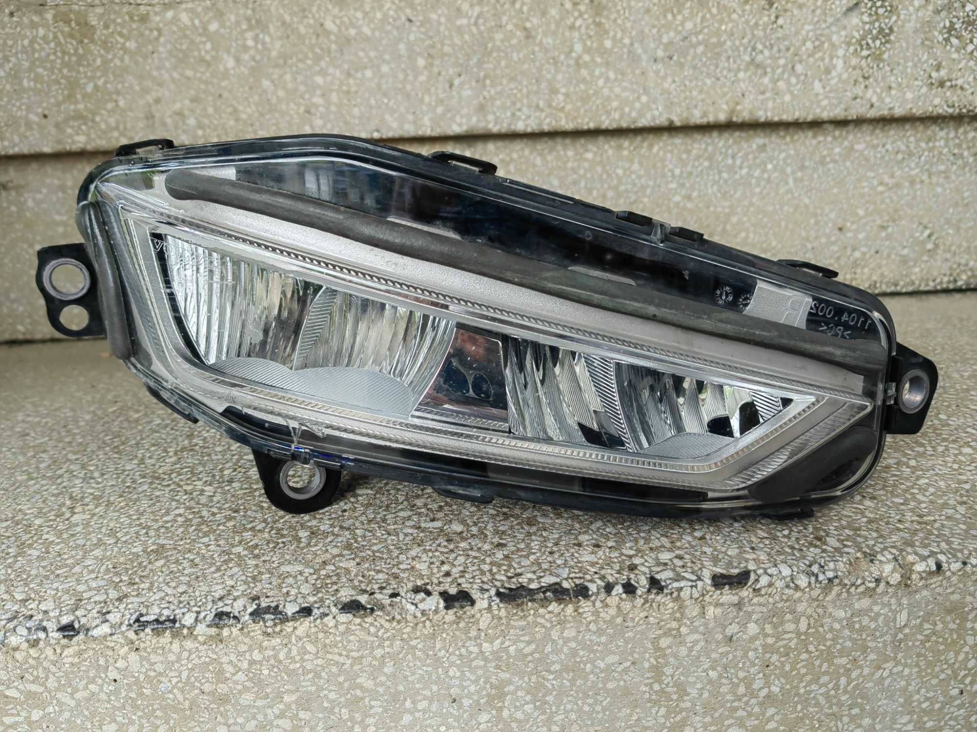 Халоген VOLVO FH5 LED десен / Халоген Волво ФХ5 Оригинален