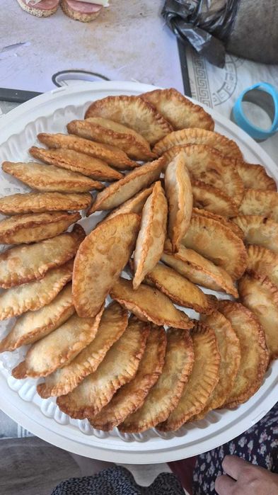 Чебуреки сырный, фуршетный самса и салаты