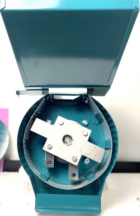 Moara electrica pentru cereale, motor 3.8kW, 4 site granulare incluse