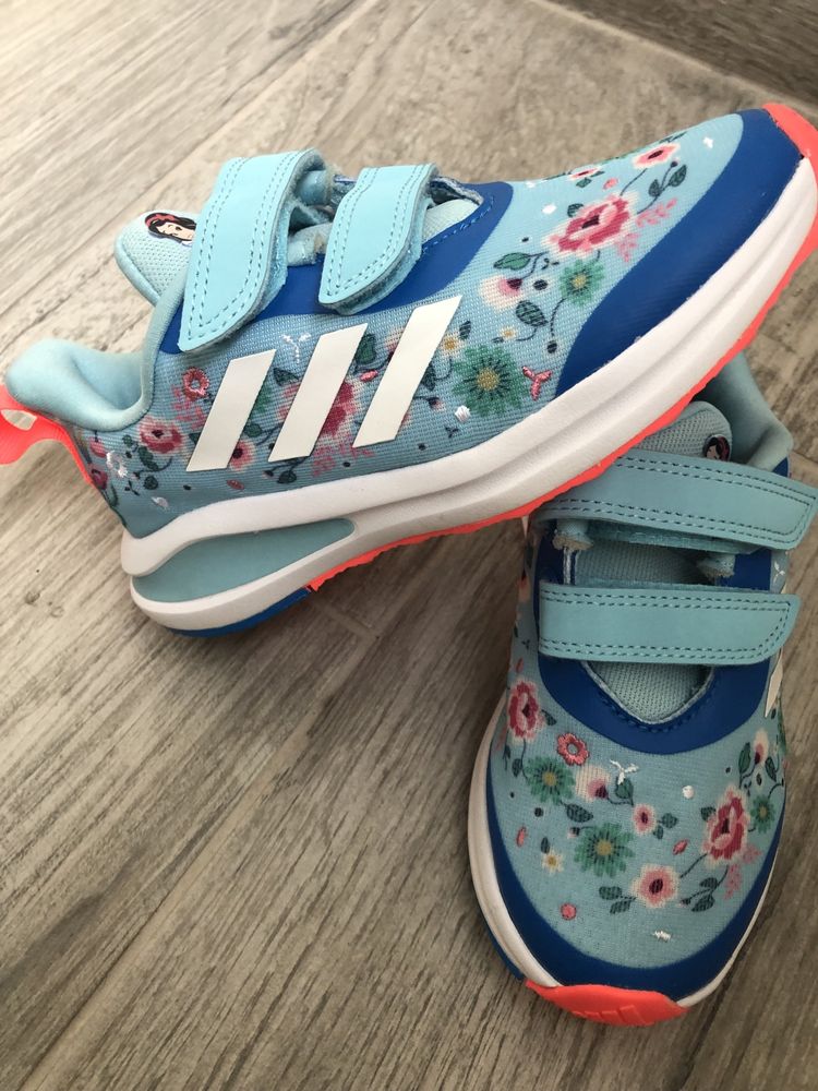Продавам детски маратонки  Adidas