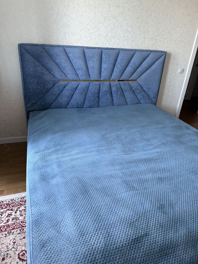 Кровать двух спальная , размер 180 /200, состояние идеальное , с матра