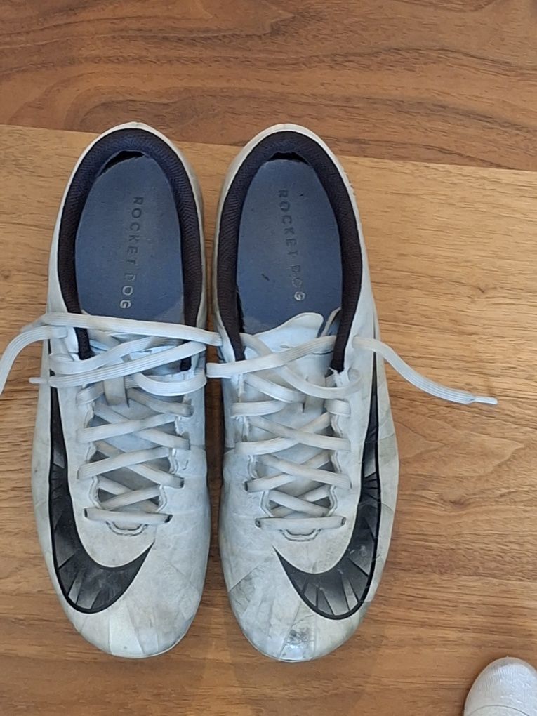 Nike бели обувки на Роналдо