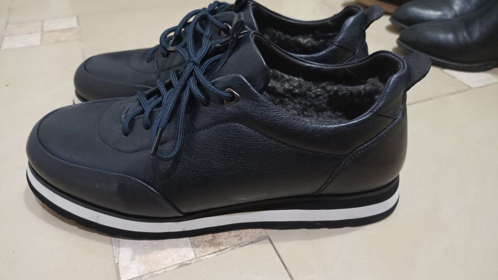 Зимние кроссовки как новые.