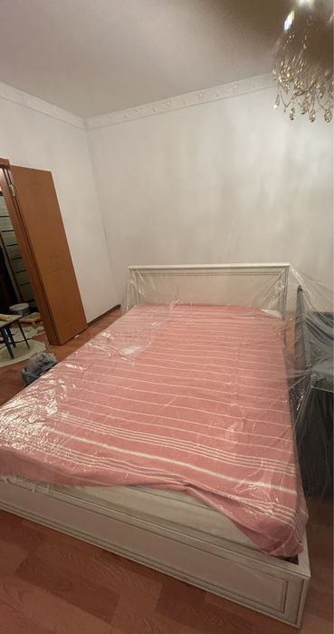 Кровать двуспальная с матрацем