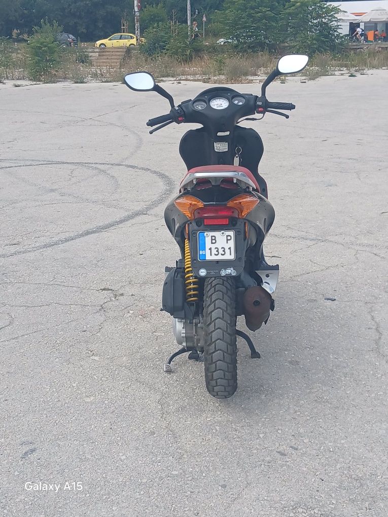 Продавам Honda x8r-s