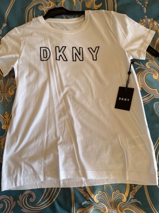 Tricouri dama noi cu etichete DKNY