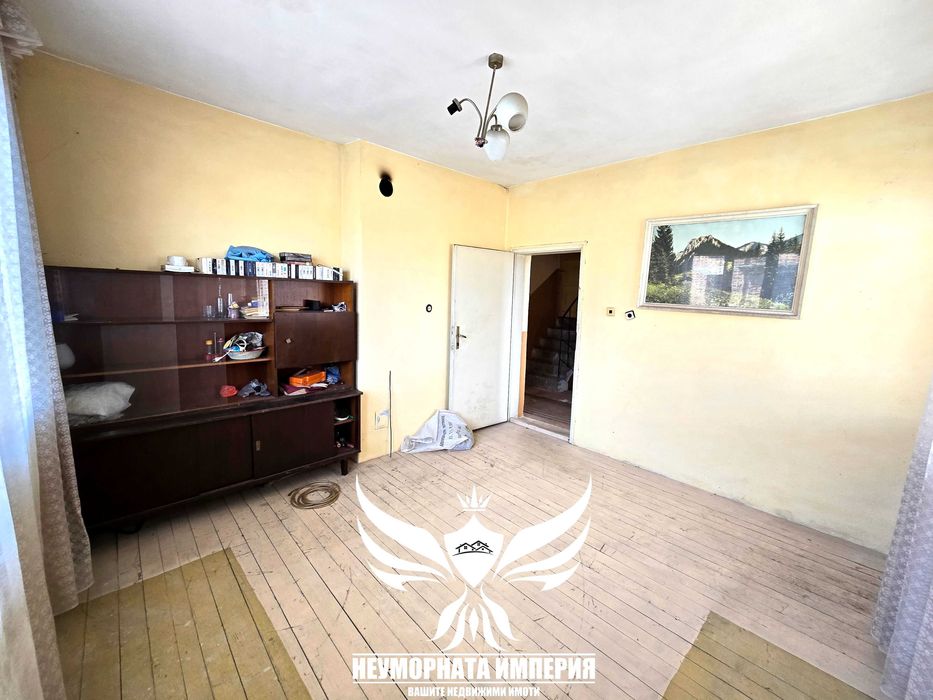 Продавам тристаен с гараж, партерни стаи и 219кв. двор в гр.Асеновград