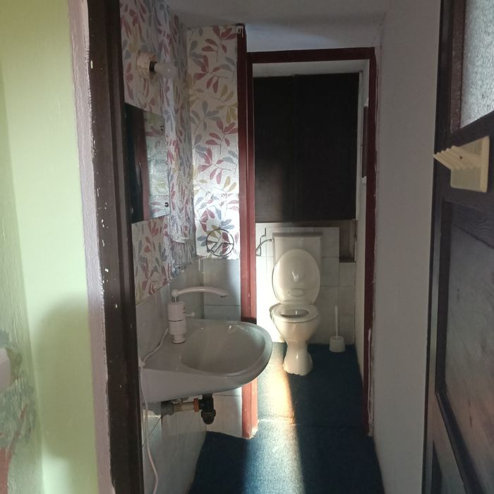 Închiriez spațiu comercial casa,doua camere,baie și terasa acoperita .