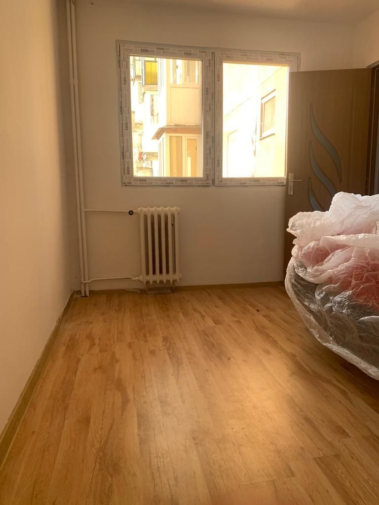 Vând apartament cu 3 camere în zona Vlaicu