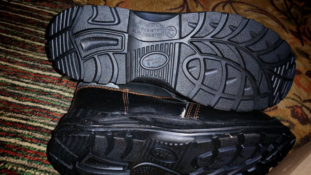 Продам рабочие сапоги , ботинки, нательное белье