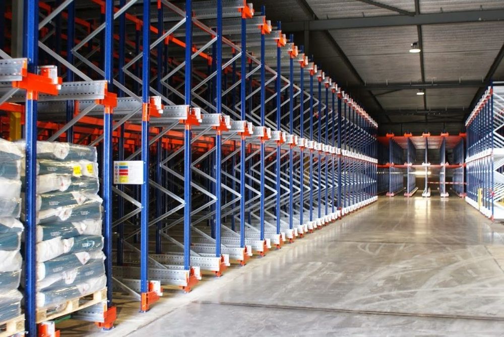 Rafturi metalice drive in pentru paleti