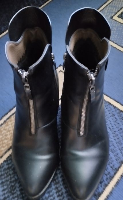 Продам ботинки женские