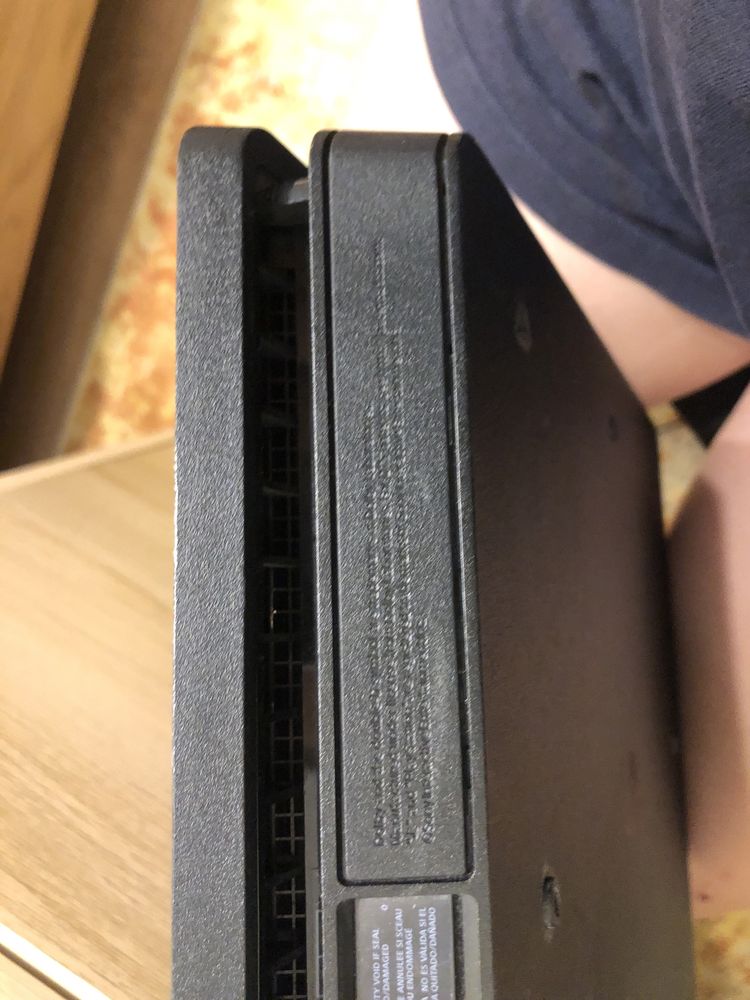 PlayStation 4 Slim – 1TB + GTA V + Căști + Controller – 599 lei