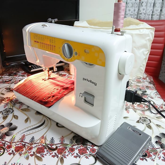 Masina de cusut PRIVILEG cu butoniera automata si multiple operatii