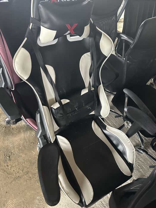 Scaune gaming și birou confortabile din piele și material textil