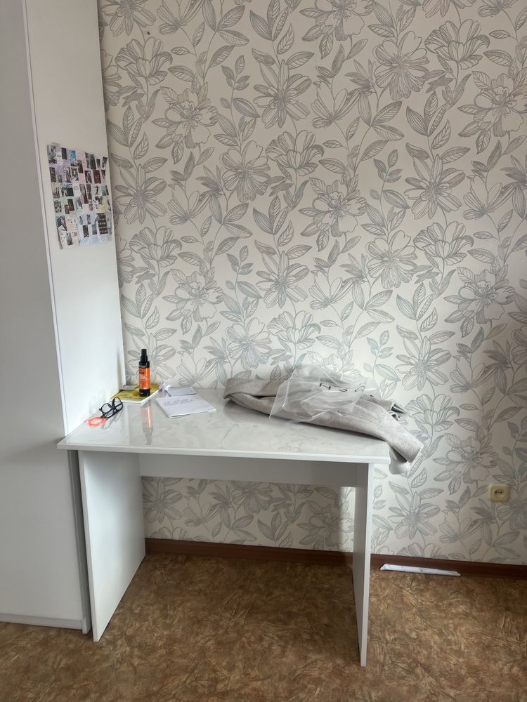 Стол и стеллаж белый