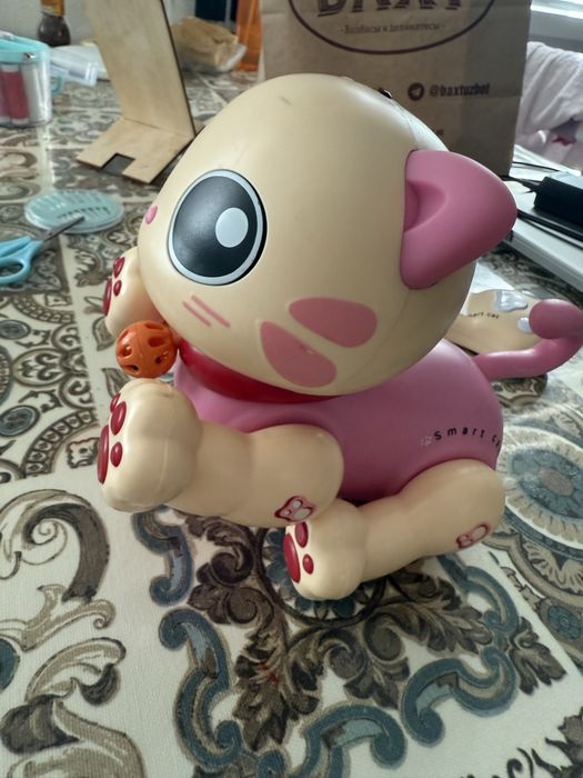 Игрушечная кошка-робот на пульте