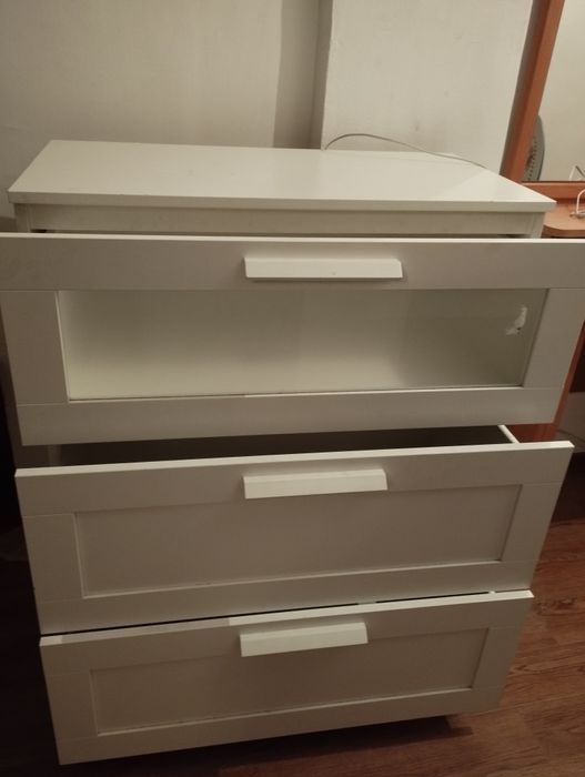 Белый комод с тремя выдвижными ящиками