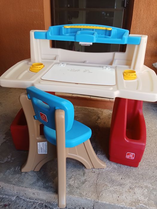 Birou din plastic rezistent Step2 pentru copii