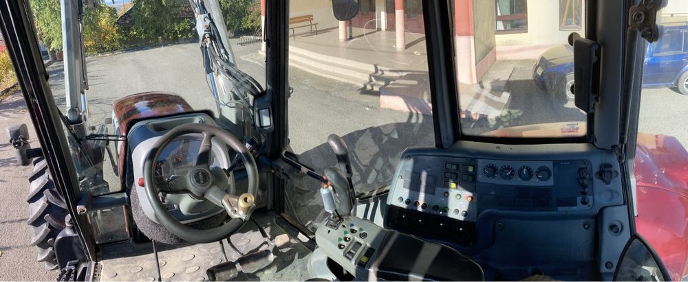 Tractor cu incarcator frontal Valtra