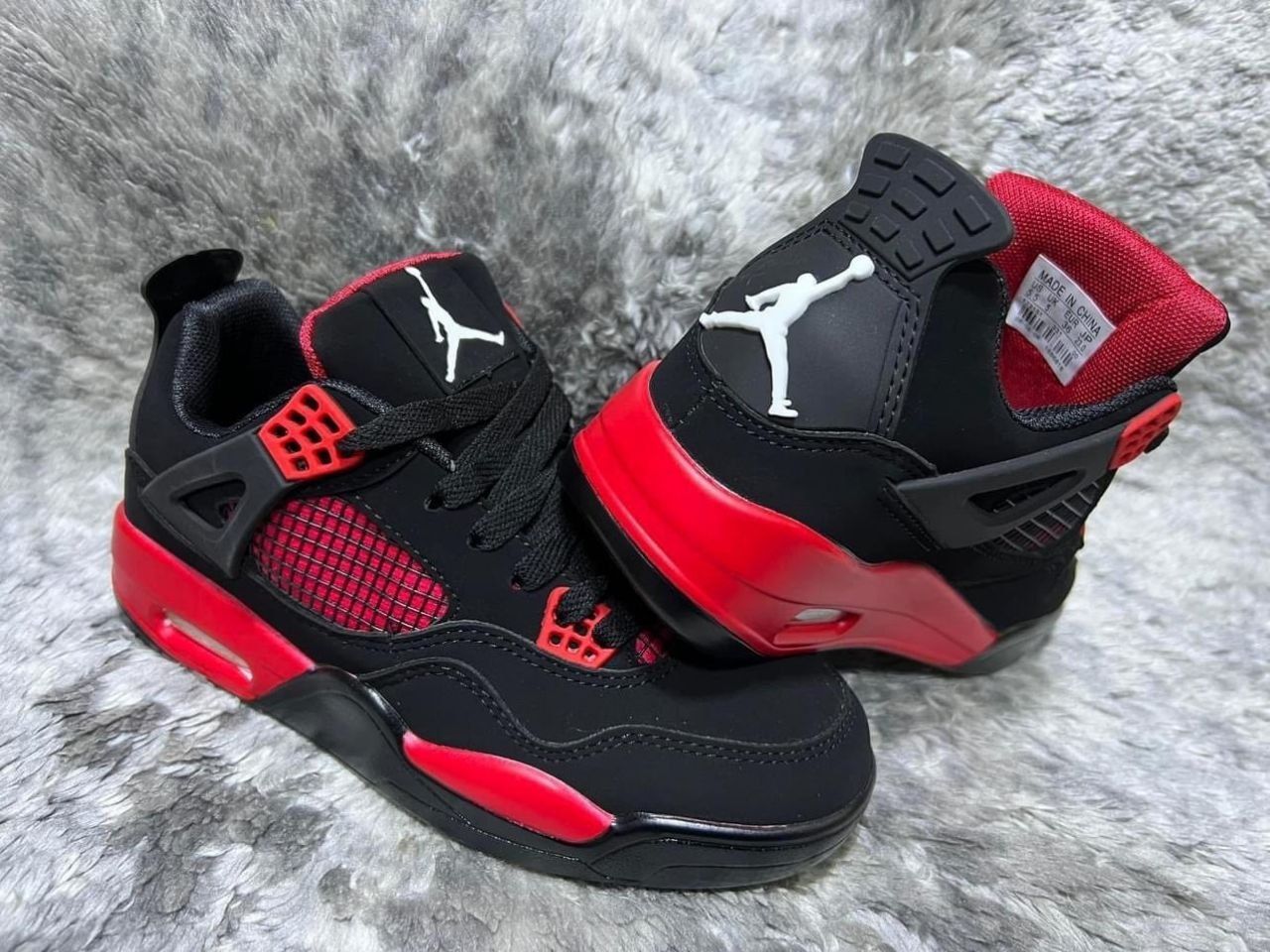 Jordan 4 unisex.