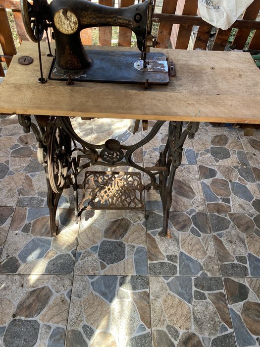 Vand masina de cusut foarte veche Singer