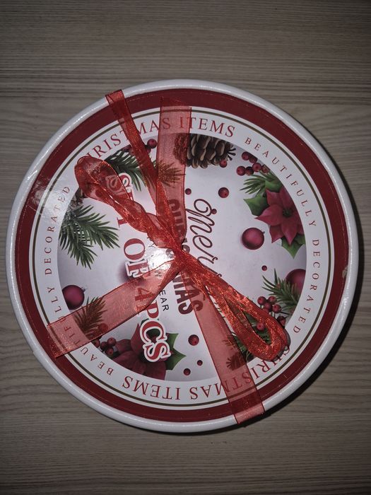Set 4 farfurii portelan Craciun - in cutie cadou cu funda rosie