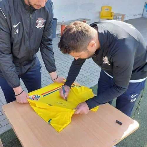 Tricou semnat de Adrian Mutu