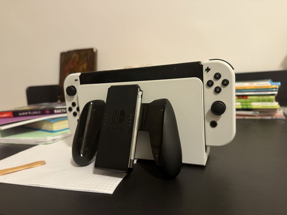 Nintendo Switch OLED + joc luigi mansion 3 nou si huse de joy-cons