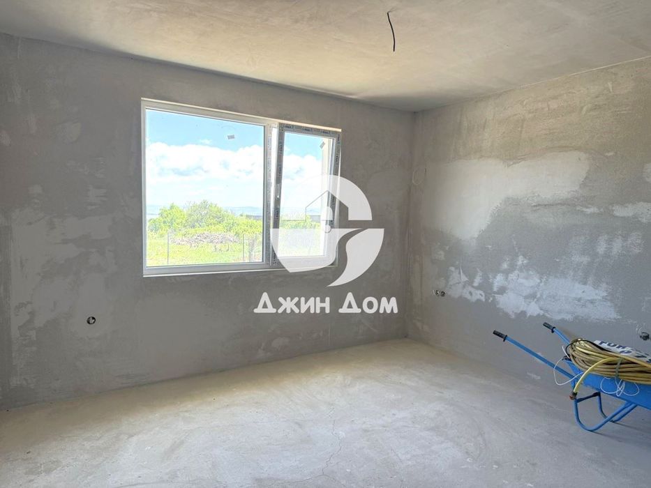 Просторна самостоятелна едноетажна къща в с. Черни връх