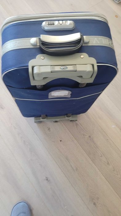 Troler mare albastru