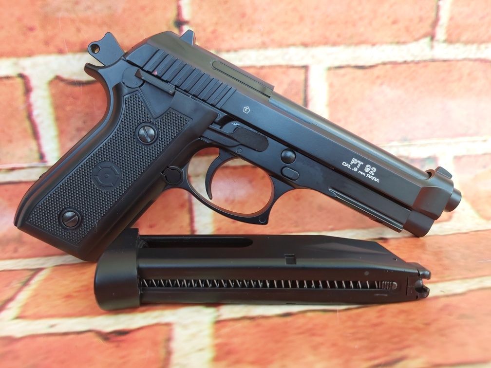 Cel mai puternic pistol airsoft 4.5j  Beretta p92 FullMetal pe CO2