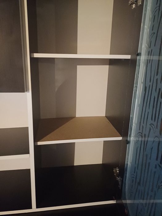 Vând vitrină aprope nouă