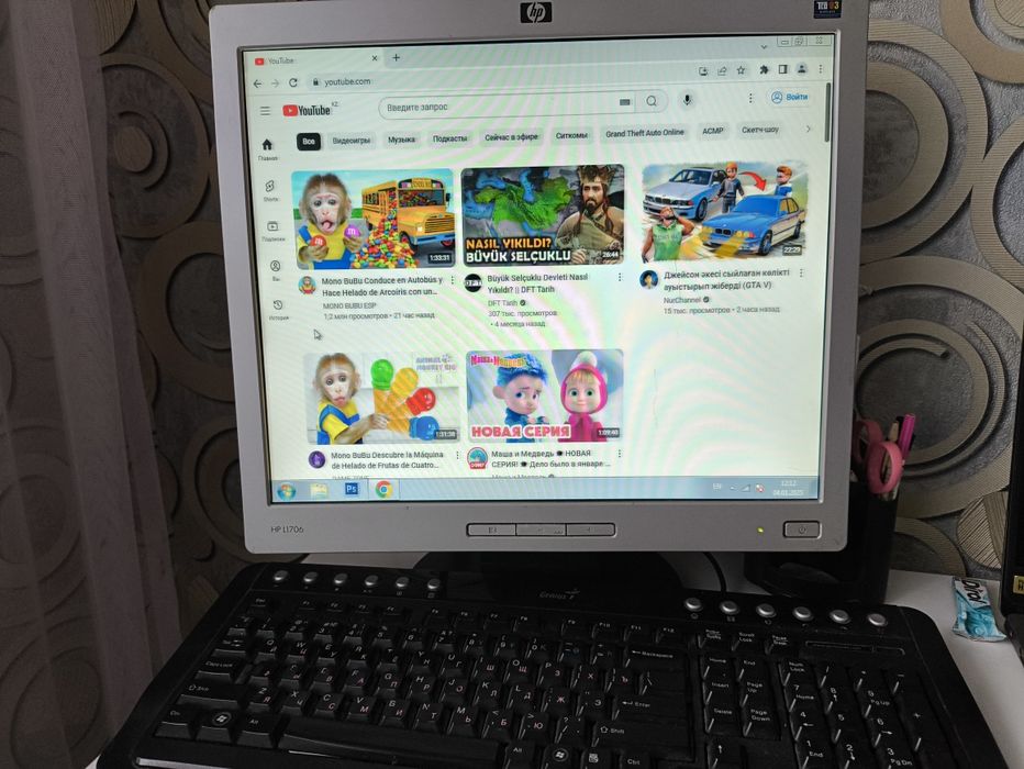 Компьютер с монитором и клавиатурой.