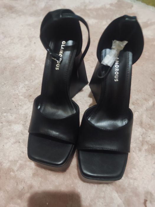 Обувки с дебел ток