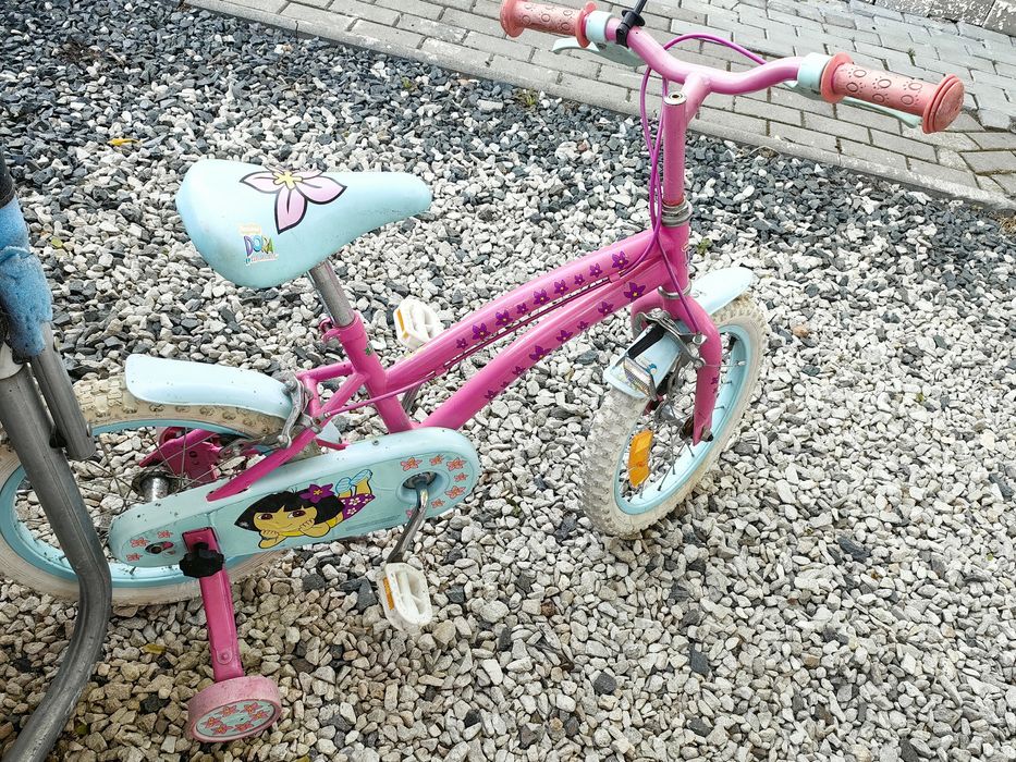 Vand bicicleta fetite cu roti ajutatoarere
