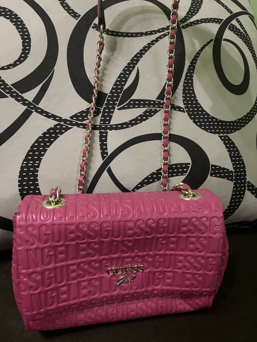 Чатна на Guess, почти не носена