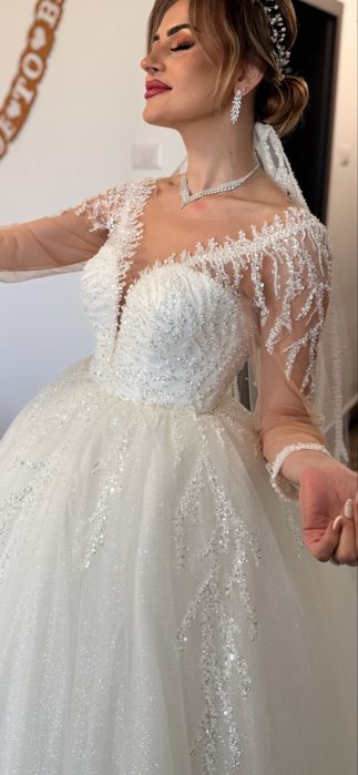 Vand rochie de mireasa alba+voal lung+crinolina