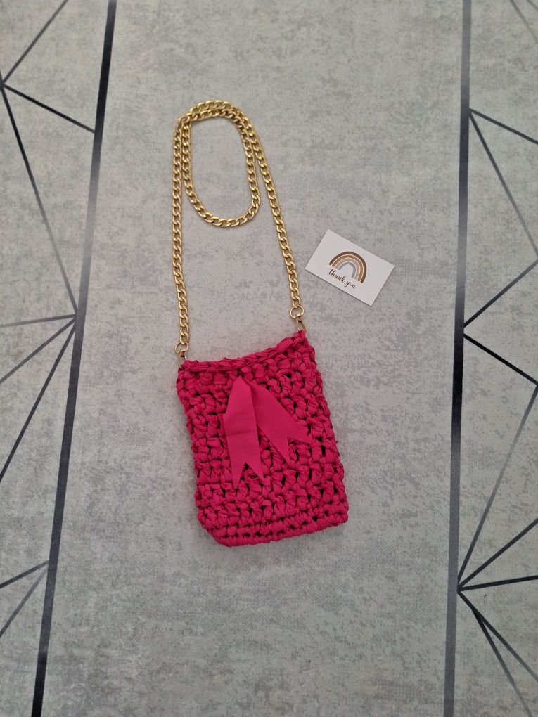 Розова плетена чанта